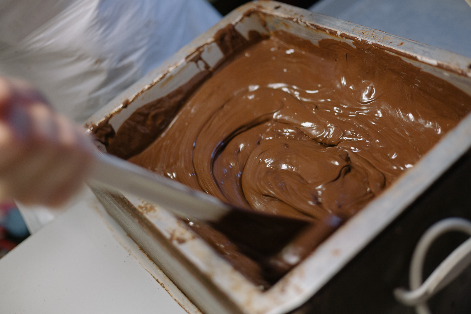 Préparation artisanale du chocolat chez Hautlé